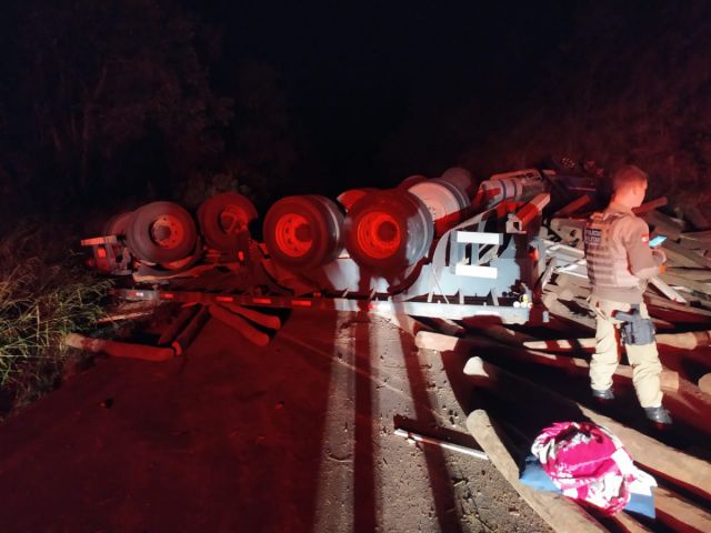 Caminhão carregado de palanques tomba na SC-305 entre Guaraciaba e Anchieta e interrompe trânsito