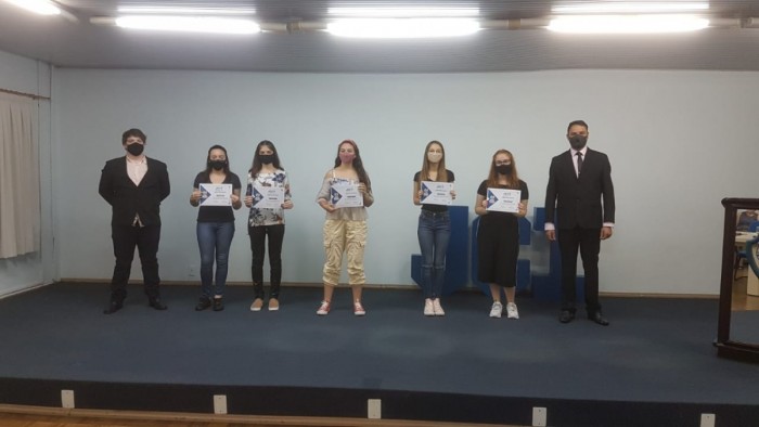 Bianca Camilli Kuhn e Isadora Cazet Simonetti Pillar são as vencedoras do projeto de Oratória nas escolas