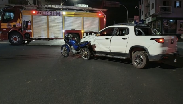 Motociclista fica ferido após colisão com carro e admite ter empinado moto antes do acidente em São José do Cedro
