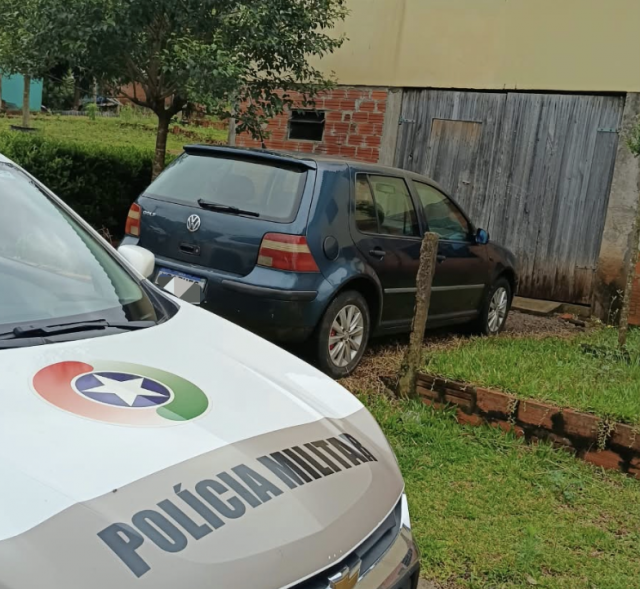 Carro furtado em São José do Cedro é encontrado escondido no porão de residência em Guarujá do Sul