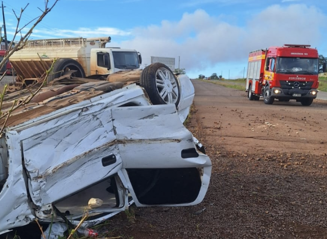 Carro sai da pista e capota na BR-163, em Guarujá do Sul; motorista desmaia durante atendimento