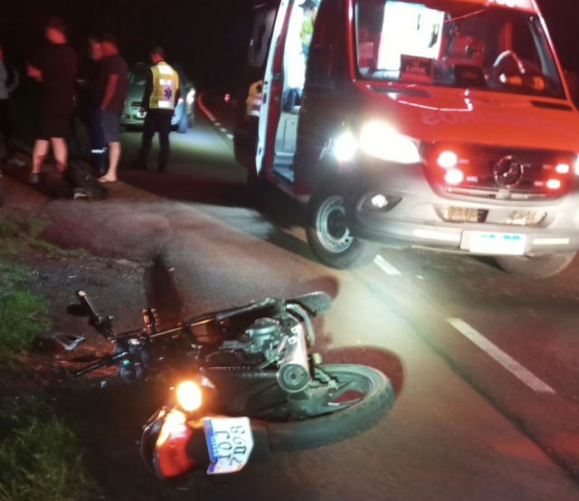 Motociclista de 25 anos fica gravemente ferido em colisão com caminhão na BR-282