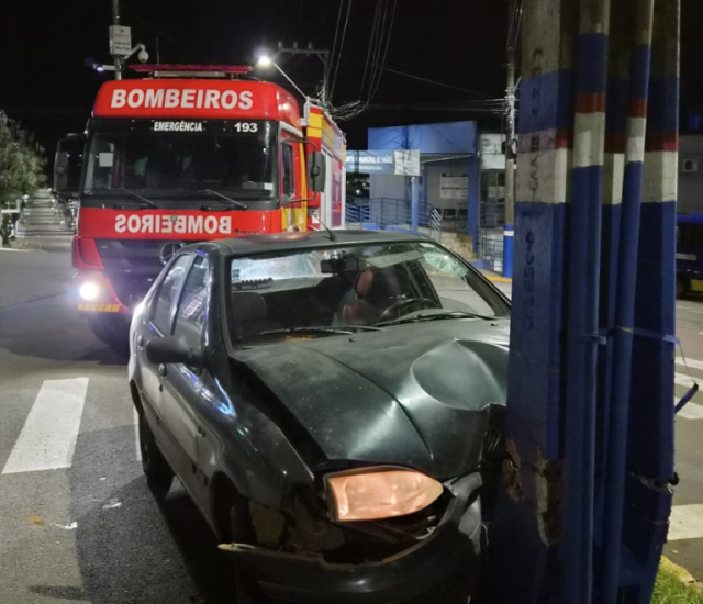 Carro bate contra poste de alta tensão e deixa duas pessoas feridas em Guaraciaba
