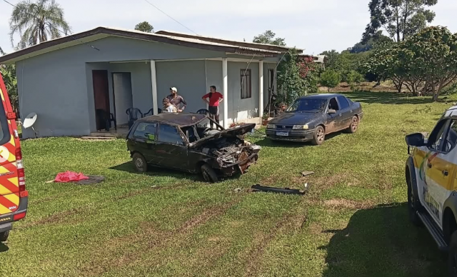 Mulher e duas crianças ficam feridas após capotamento de veículo em Anchieta