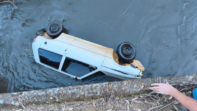 Carro fica submerso após cair em rio na divisa de Santa Terezinha do Progresso e Campo Erê