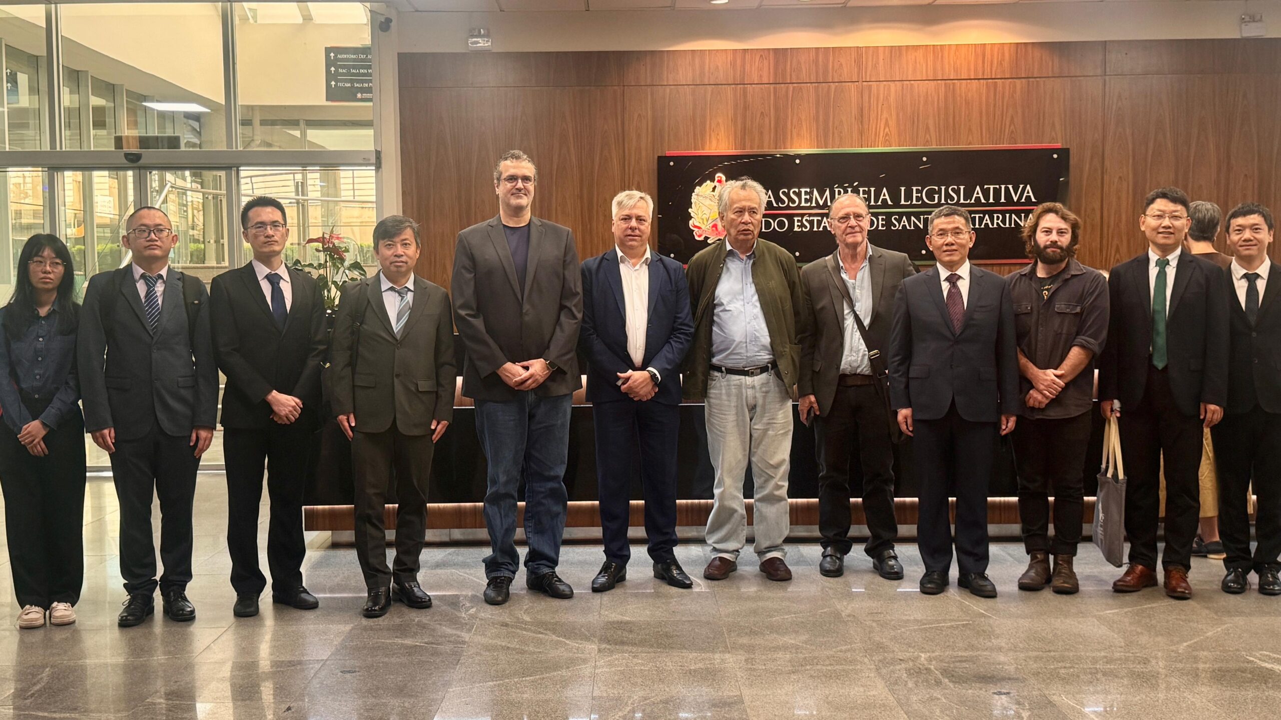 Deputado Fabiano recebe pesquisadores chineses na Alesc e debate instalação de instituto em SC