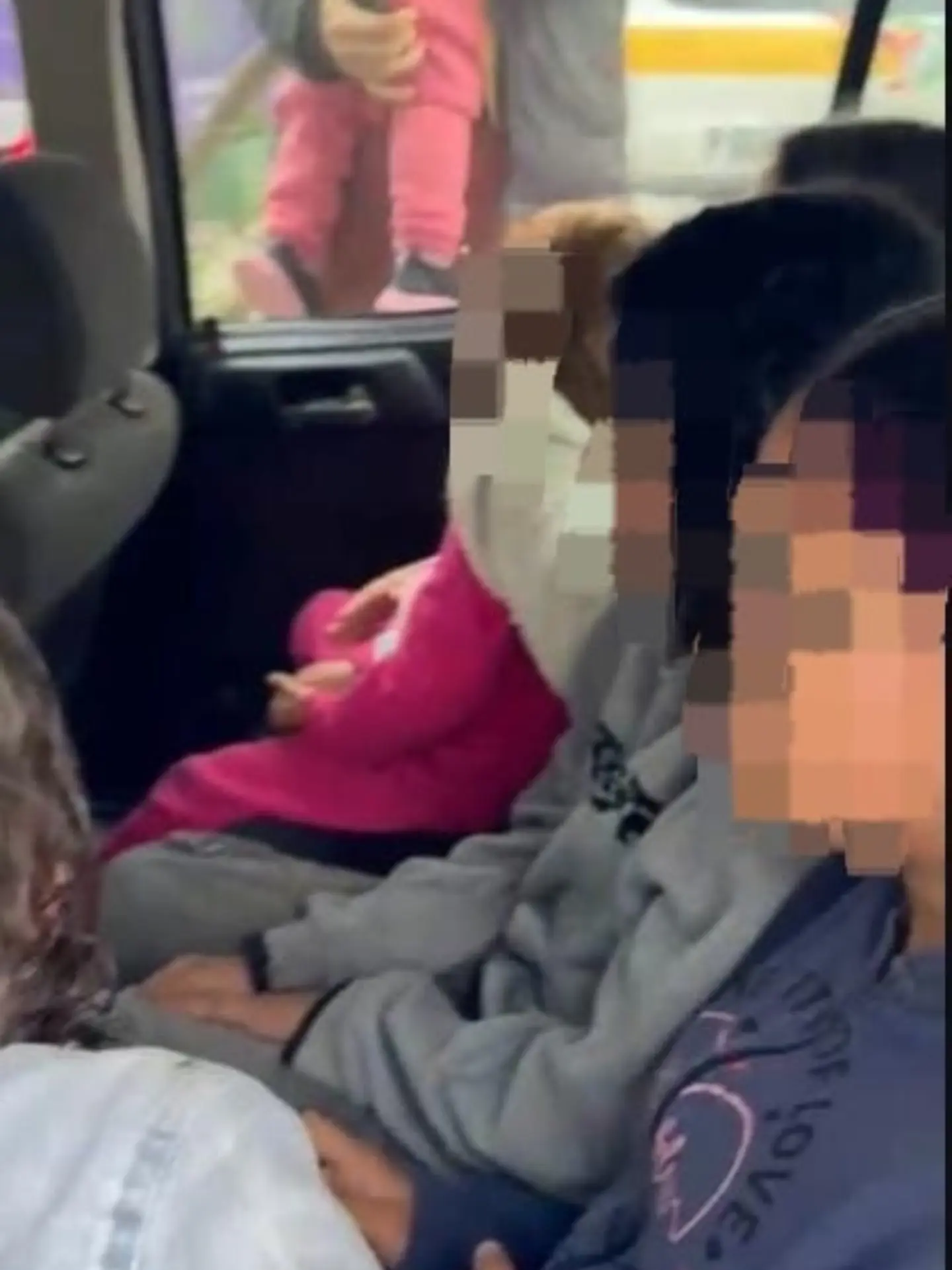 Onze pessoas são flagradas em Corsa, com três crianças no porta-malas, em Florianópolis