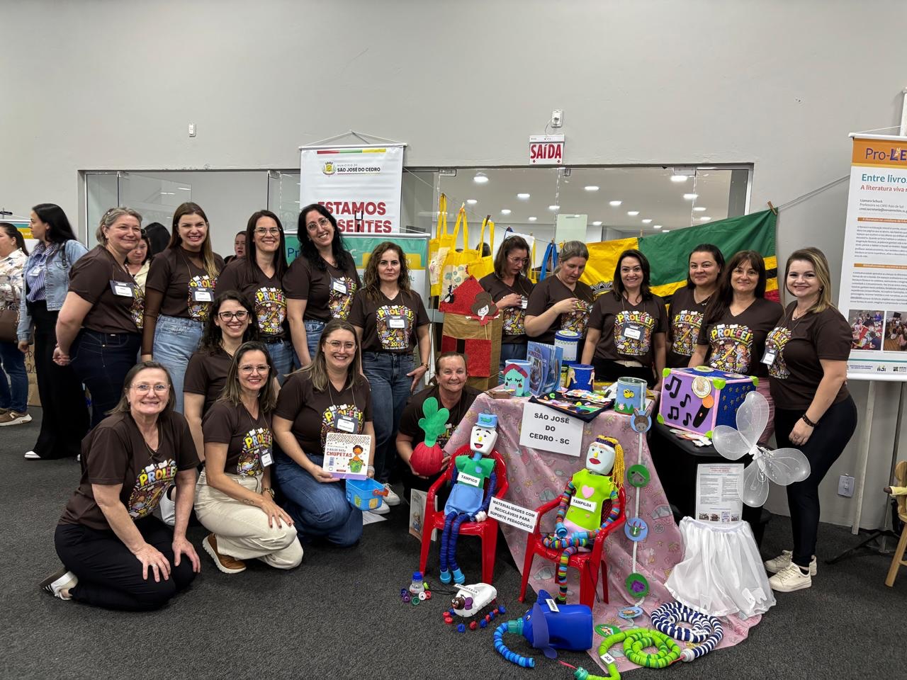 Professoras de São José do Cedro apresentam projeto de leitura em seminário regional