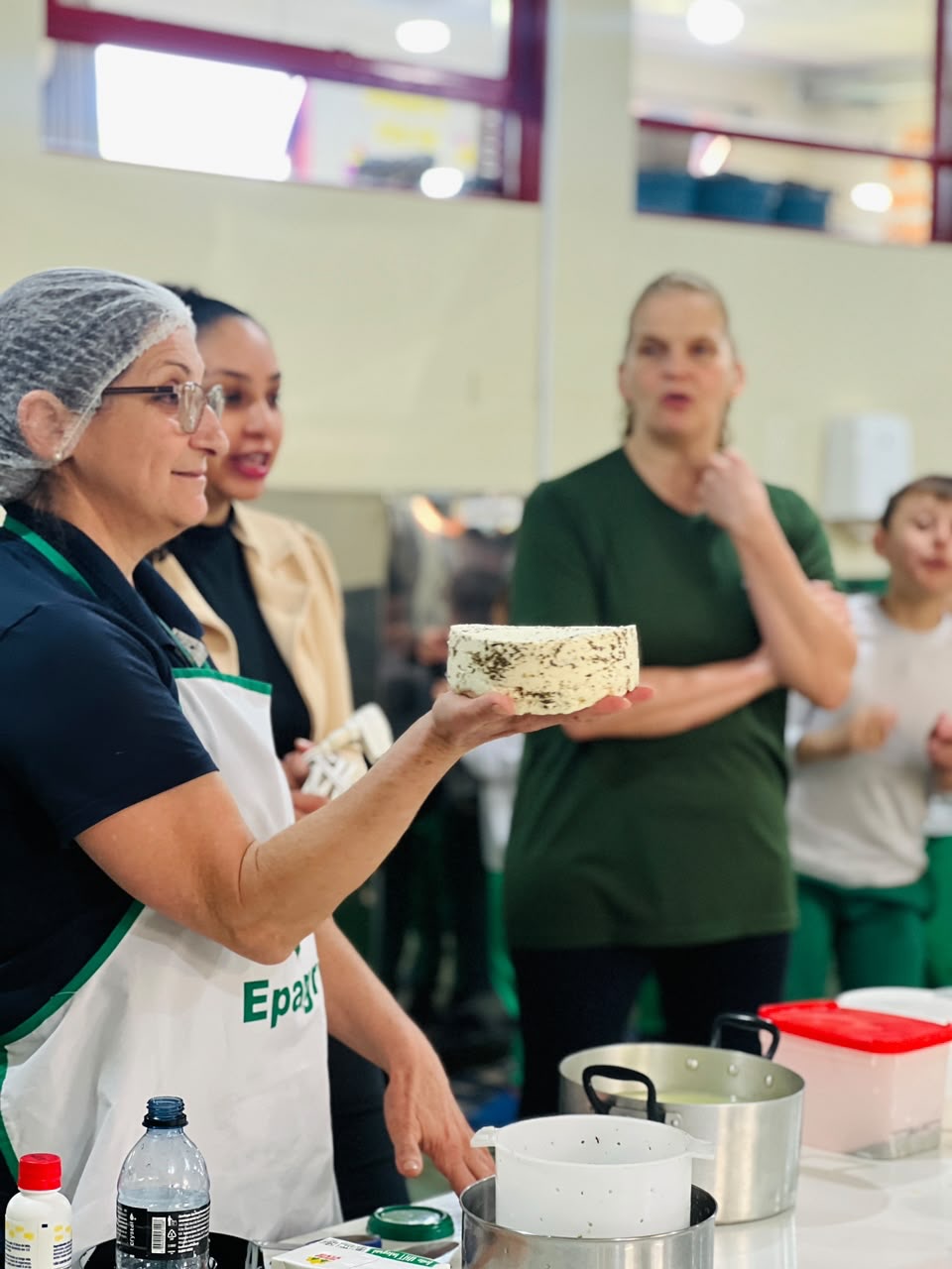 Projeto leva alunos de São José do Cedro a conhecer a produção leiteira