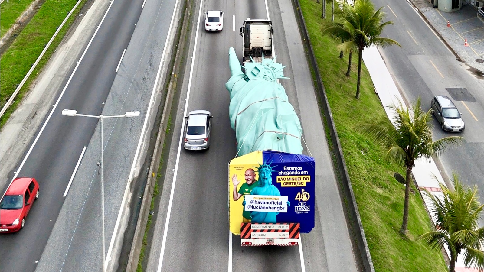 Estátua da Liberdade da Havan está a caminho de São Miguel do Oeste (SC)