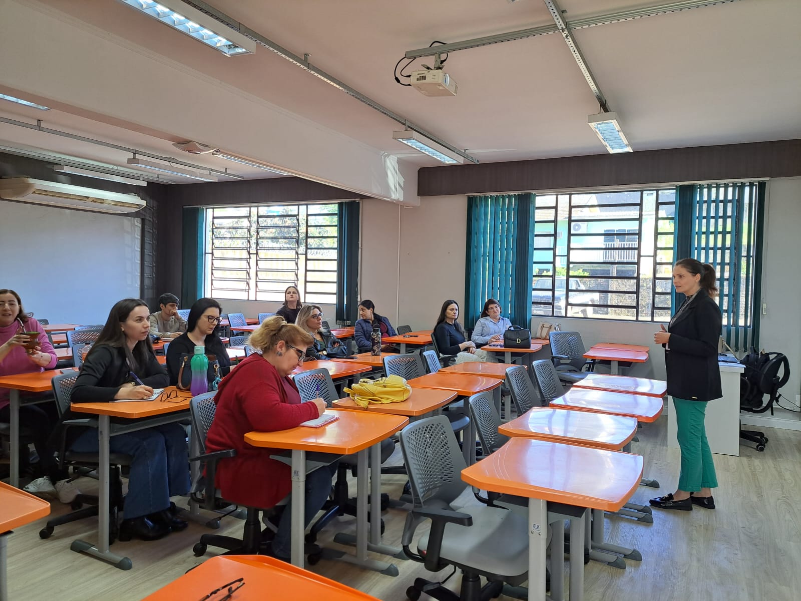 UCEFF promove formação sobre Comunicação Não Violenta para orientadores educacionais em Chapecó