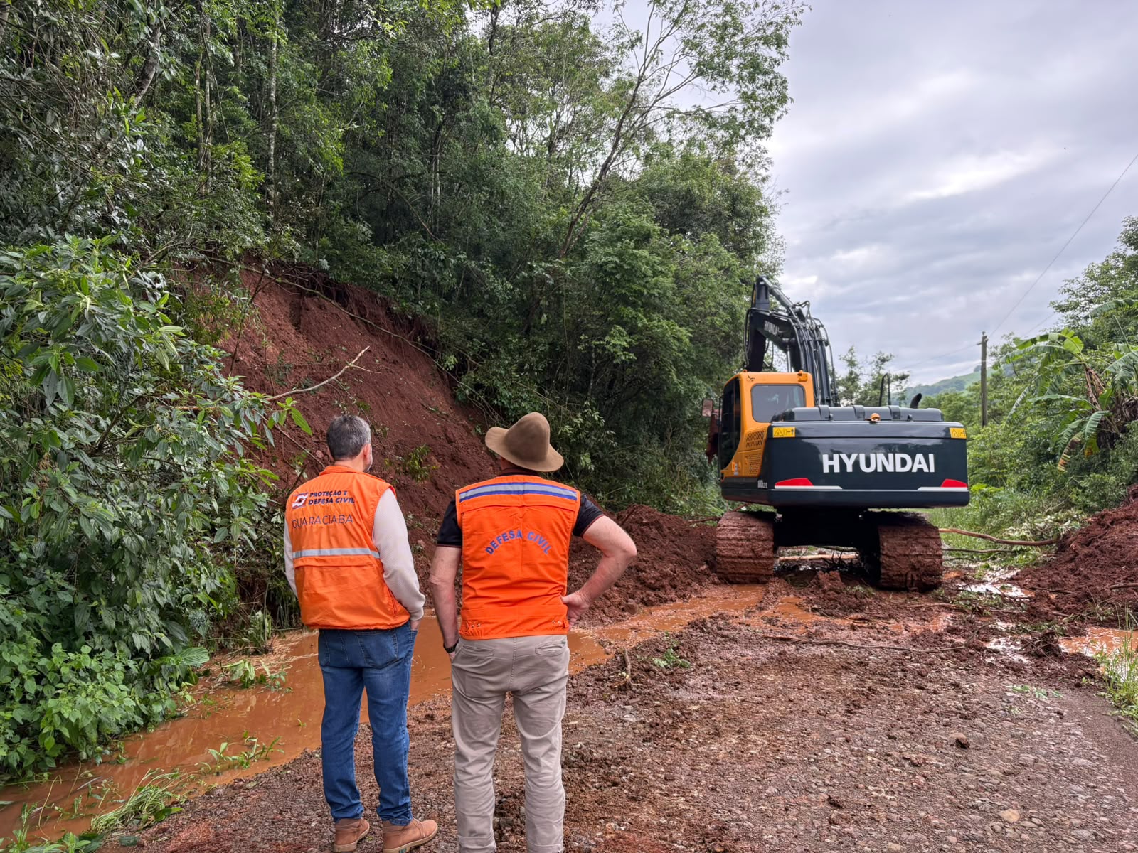 Equipes trabalham na recuperação de vias e no atendimento a problemas causados pelas chuvas em Guaraciaba