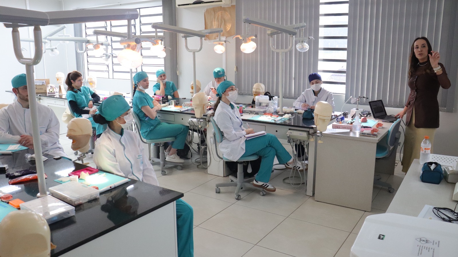 Simpósio de Odontologia da UCEFF reúne acadêmicos para atividades práticas e palestras em Chapecó