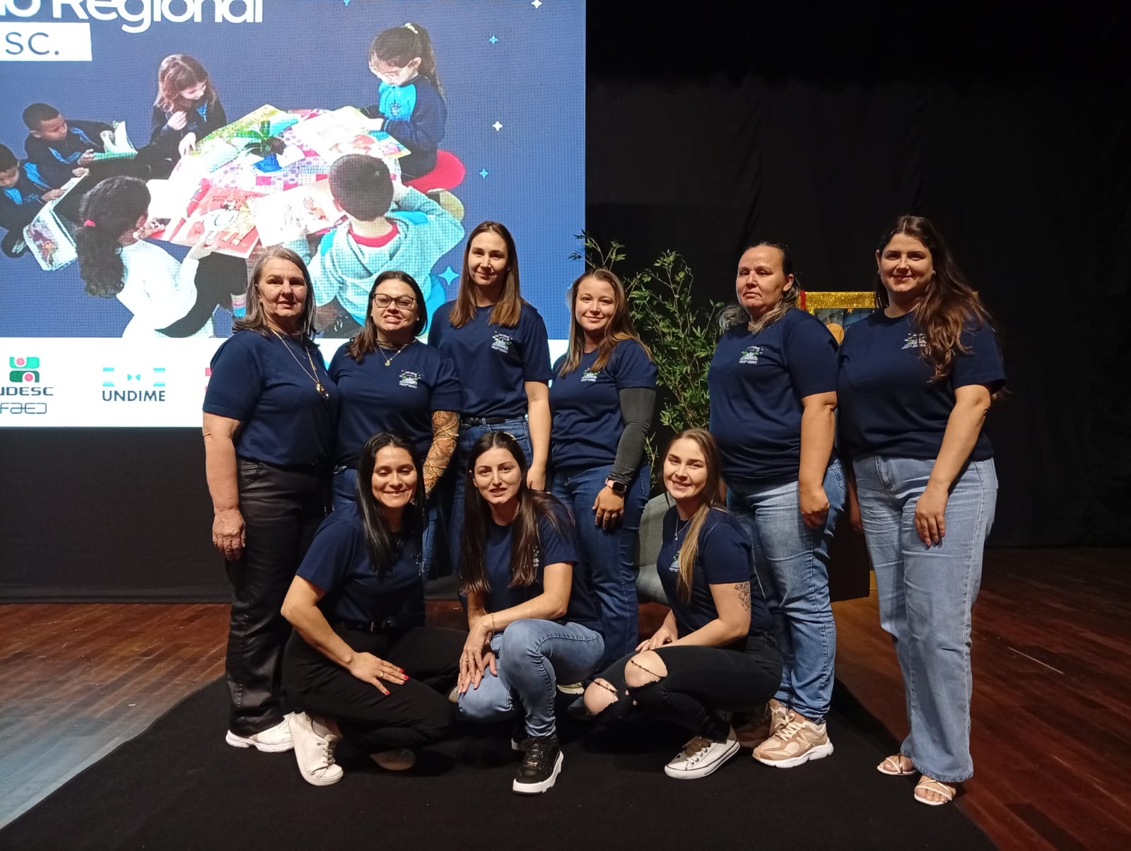 Profissionais da educação de Descanso participam de seminário do ProLEEI em Chapecó