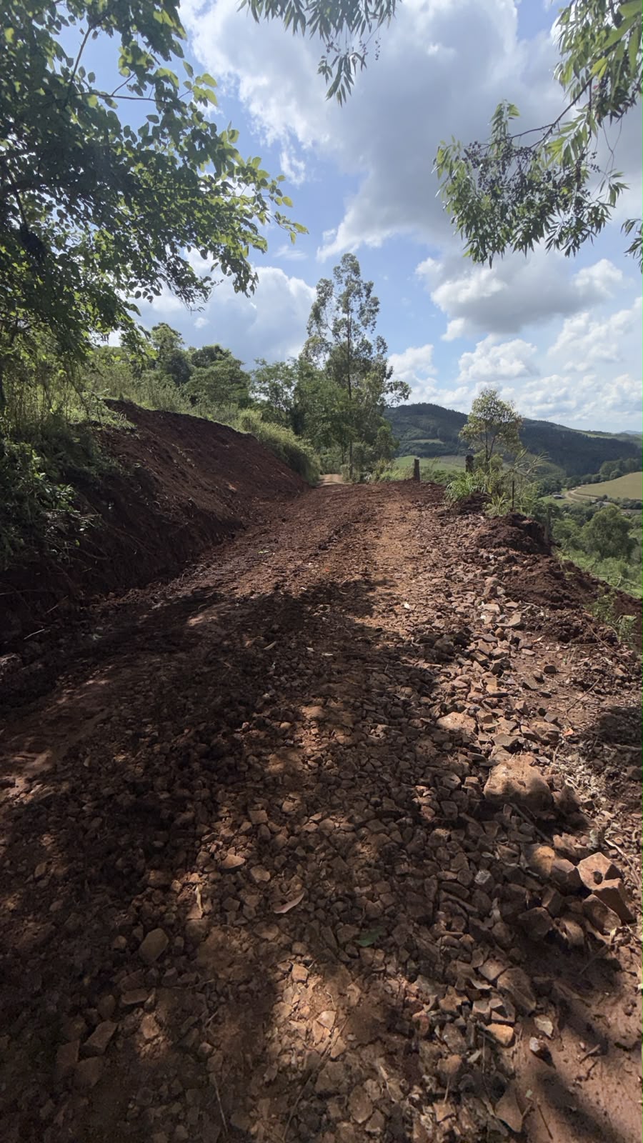 Secretaria de Obras de Guaraciaba realiza desobstrução de estrada na Linha Guatapará