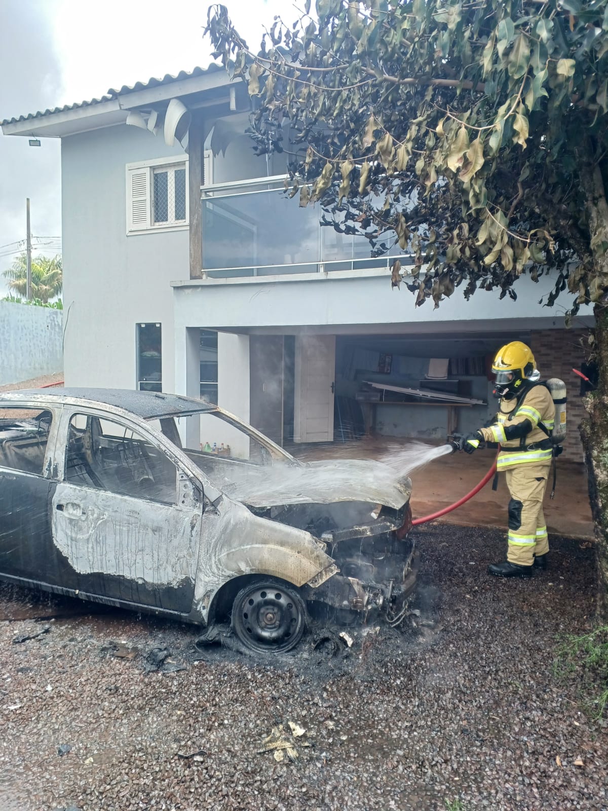 Incêndio destrói veículo estacionado nos fundos de residência em São Miguel do Oeste