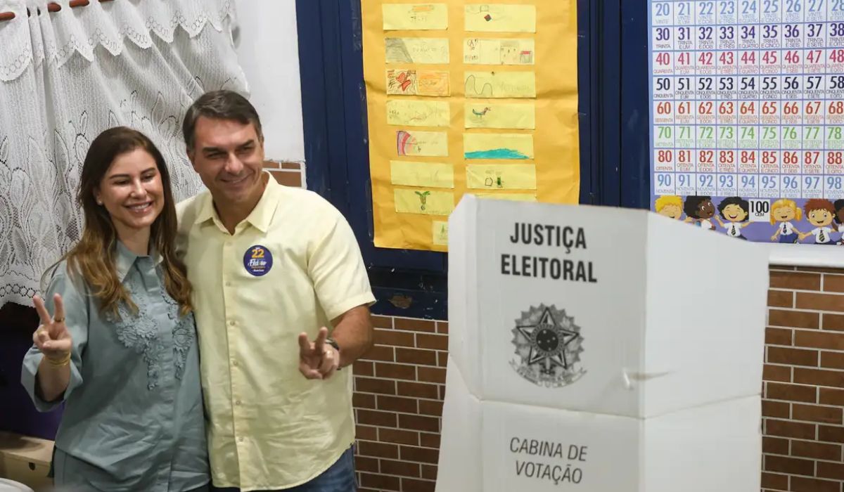 Flávio Bolsonaro declara que ‘chegou a hora da mudança de verdade’ e acompanha apuração em Brasília com a família