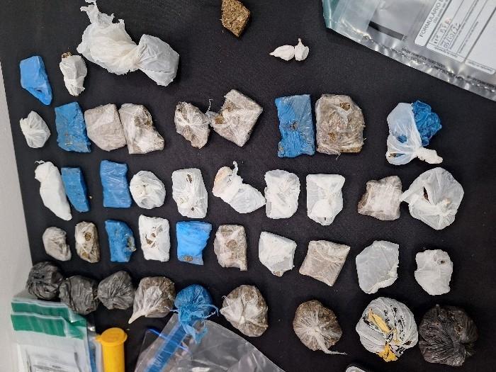 PM apreende maconha, cocaína e balanças em residência de SMO